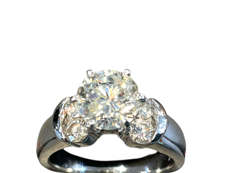 (CN)14KW 1.51 CT DIA 14KW 1.51CT ROUND DIAMOND(I/SI) WITH .50CTW IN 4 ROUND DIAMONDS SET  WHITE GOLD RING