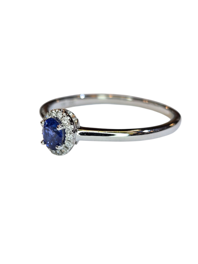 (X) 14KW .25SAP .04DIA , WHITE GOLD SAPPHIRE AND DIAMOND RING WITH 14 ROUNDS