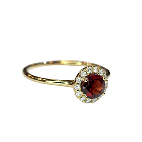 (X) 14KY .60GAR .10DIA , YELLOW GOLD GARNET & DIAMOND RING WITH 14 ROUND DIAMONDS
