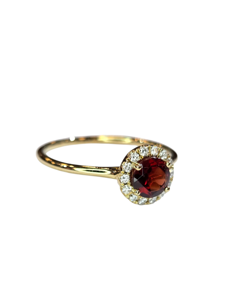 (X) 14KY .60GAR .10DIA , YELLOW GOLD GARNET & DIAMOND RING WITH 14 ROUND DIAMONDS
