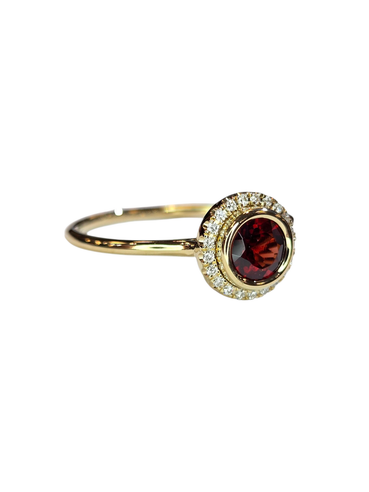 (X) 14KY .57GAR .06DIA , YELLOW GOLD GARNET & DIAMOND RING WITH 21 ROUND DIAMONDS