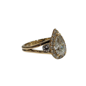 Z)18KY 1.19GIA I1 H .40MT , YELLOW GOLD PEAR SHAPED BRIDAL RING. GIA CERTIFIED #6217704945 PEAR SHAPED DIAMOND 1.19CT CENTER WITH 2 ROUND DIAMONDS TOTALING .40CTS