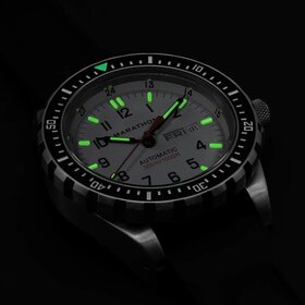 MARATHON (M)MARATHON WATCH WW194021SS-0530, The 46mm Arctic JDD is a rugged dive watch designed for professional Search & Rescue use, specifically in bright and hazardous environments. Featuring an Arctic White dial for increased legibility in daylight operati