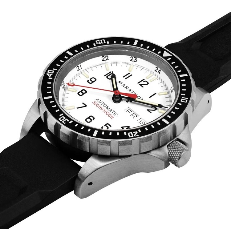 MARATHON (M)MARATHON WATCH WW194021SS-0530, The 46mm Arctic JDD is a rugged dive watch designed for professional Search & Rescue use, specifically in bright and hazardous environments. Featuring an Arctic White dial for increased legibility in daylight operati