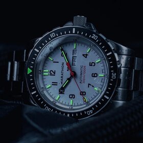 MARATHON (M)MARATHON WATCH WW194021SS-0510 The 46mm Arctic JDD is a rugged dive watch designed for professional Search & Rescue use, specifically in bright and hazardous environments. Featuring an Arctic White dial for increased legibility in daylight operatio