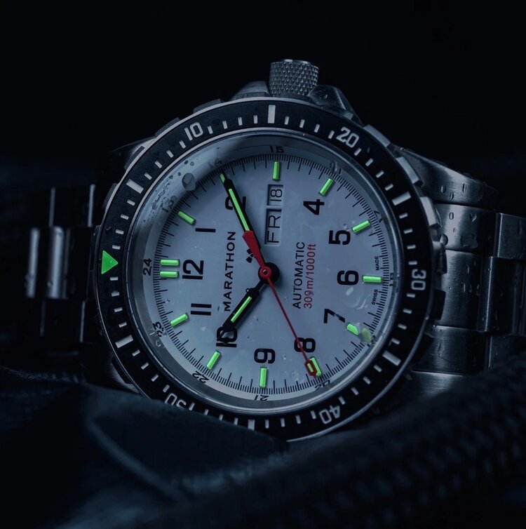 MARATHON (M)MARATHON WATCH WW194021SS-0510 The 46mm Arctic JDD is a rugged dive watch designed for professional Search & Rescue use, specifically in bright and hazardous environments. Featuring an Arctic White dial for increased legibility in daylight operatio