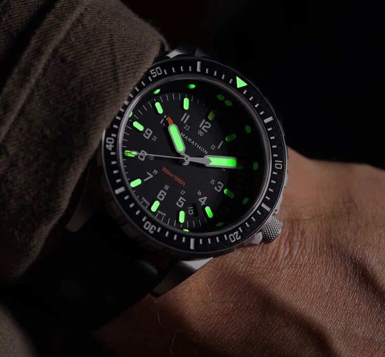 MARATHON (M)MARATHON WATCH WW194018SS-0108 A high-performance watch that can withstand extreme conditions, the Jumbo Diver's Quartz (JSAR) is the perfect choice. With its exceptional performance and durability,this watch is built to provide reliable and accur