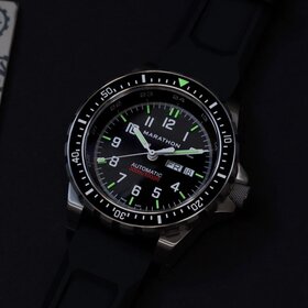 MARATHON MARATHON WATCH WW194021SS-0130 The Jumbo Day/Date Automatic (JDD), commonly known as the Jumbo Day/Date, is a reliable and accurate military watch that is designed for durability and functionality in a variety of conditions. 46mm case made of 316l steel.