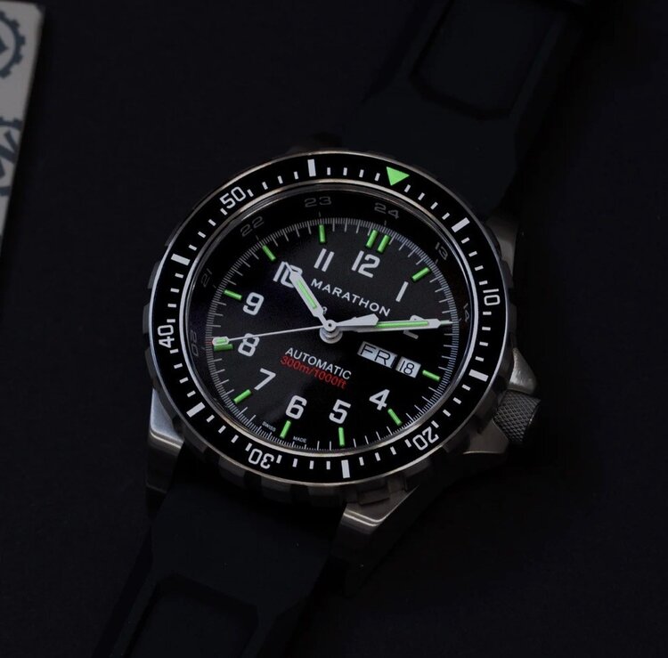 MARATHON MARATHON WATCH WW194021SS-0130 The Jumbo Day/Date Automatic (JDD), commonly known as the Jumbo Day/Date, is a reliable and accurate military watch that is designed for durability and functionality in a variety of conditions. 46mm case made of 316l steel.