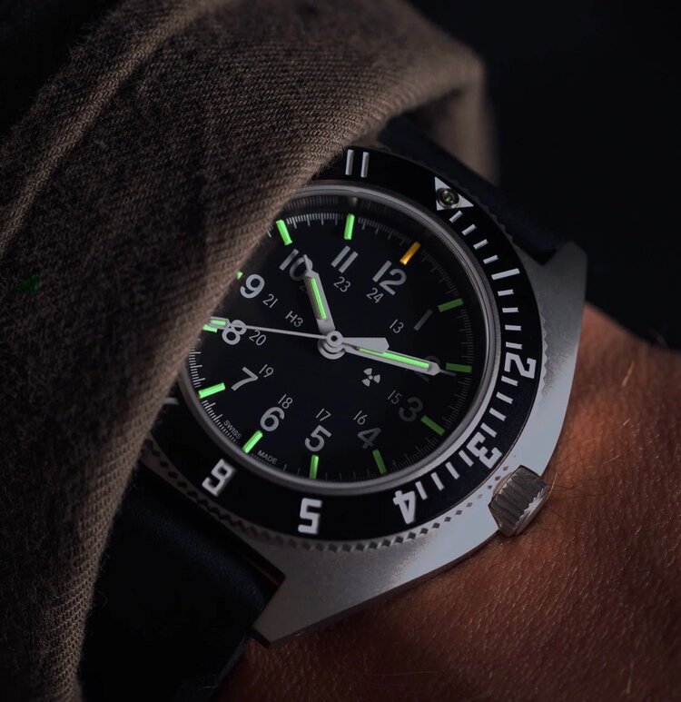 MARATHON MARATHON WATCH WW194029SS-0830 The 41mm Steel Navigator Automatic (SSNAV AUTO) is part of the Steel Navigator squadron that features a self-winding automatic movement. Equipped with Swiss-precision and reliability, the SSNAV Auto was developed for pilots