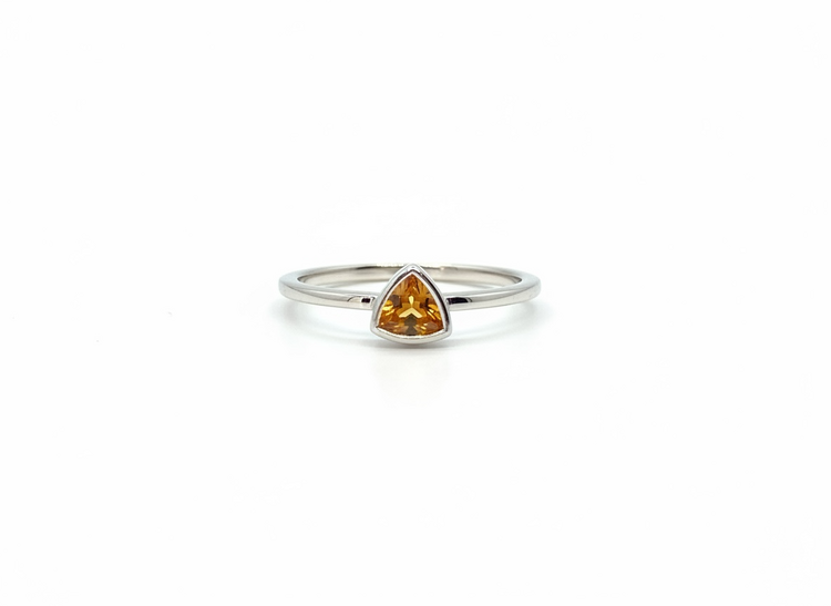 DIAMOND TRADERS INTERNATIONAL (Y)10KW CIT BEZEL SET TRIANGULAR CITRINE SOLITAIRE IN 10K WHITE GOLD RING