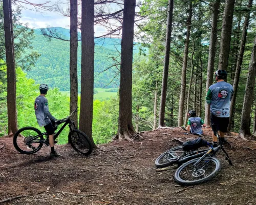 EXPLORE VERMONT<br>ON HIGH-PERFORMANCE BIKES banner