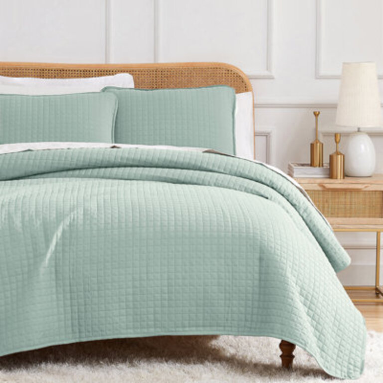 Vilano Springs  Oversized Light-Weight Hotel Quality Quilt Set with Matching Shams