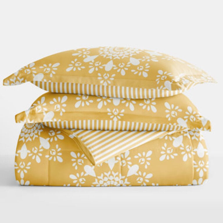 Daisy Medallion Reversible Down-Alternative Comforter