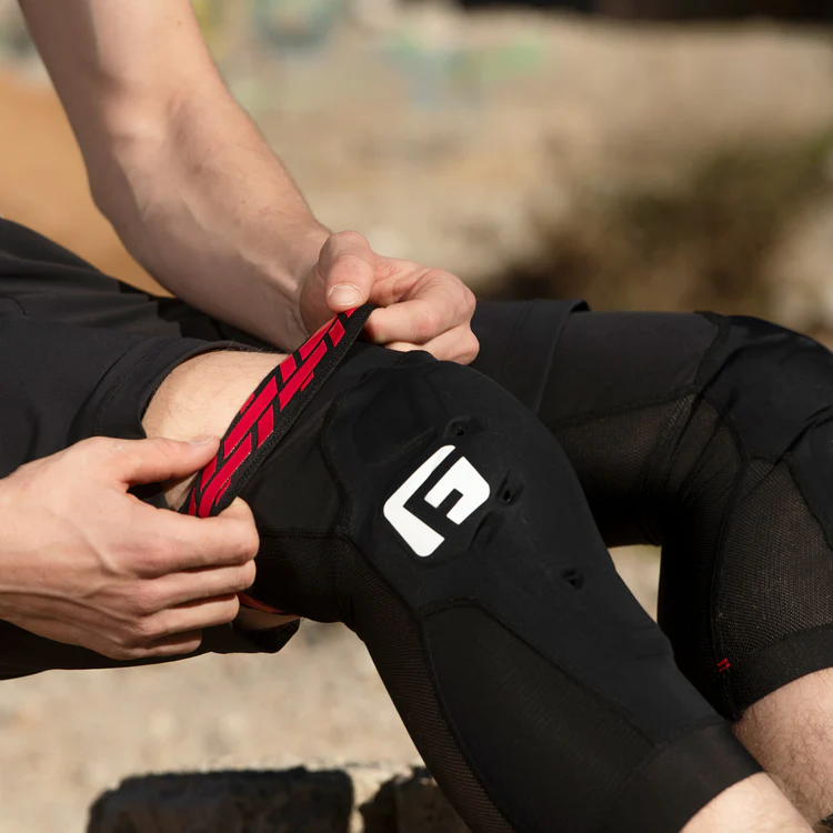 G Form Pro X4 Knee Guard Black M