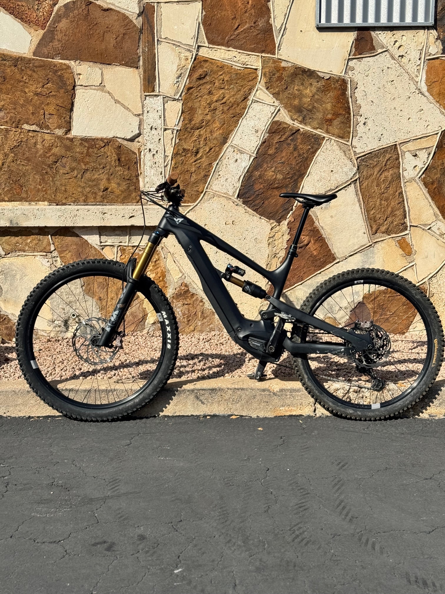 YT DECOY CORE 5  PRE-OWNED