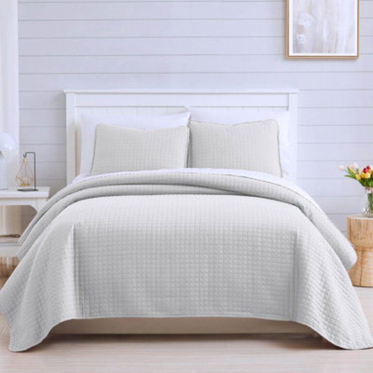 Vilano Springs  Oversized Light-Weight Hotel Quality Quilt Set with Matching Shams