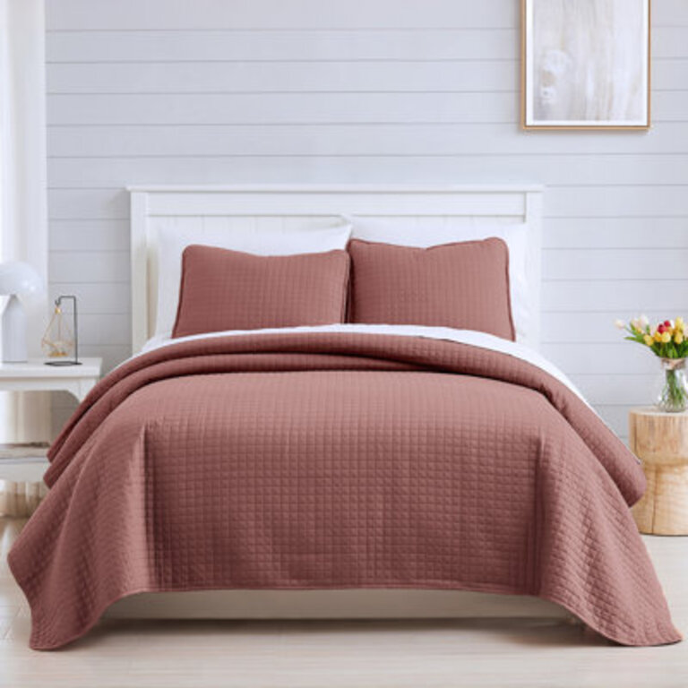 Vilano Springs  Oversized Light-Weight Hotel Quality Quilt Set with Matching Shams