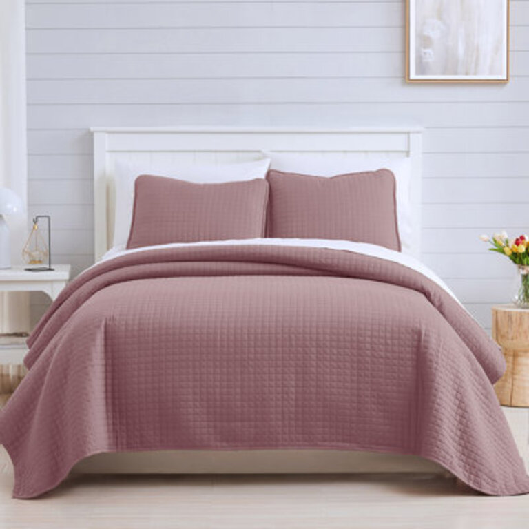 Vilano Springs  Oversized Light-Weight Hotel Quality Quilt Set with Matching Shams