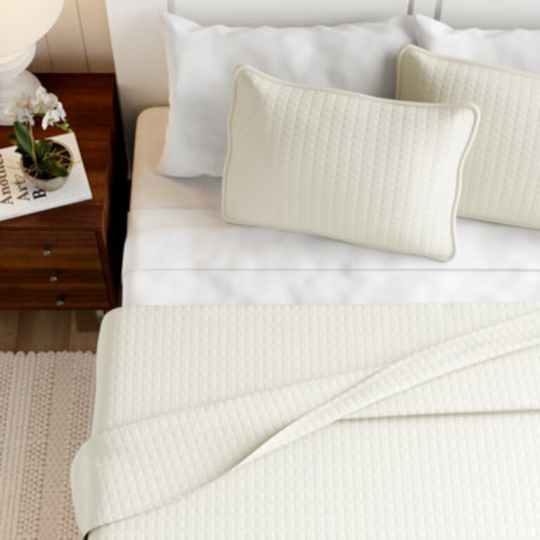 Vilano Springs  Oversized Light-Weight Hotel Quality Quilt Set with Matching Shams