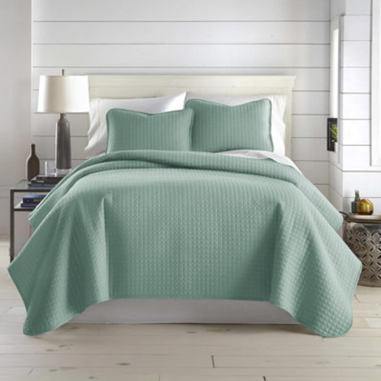 Vilano Springs  Oversized Light-Weight Hotel Quality Quilt Set with Matching Shams