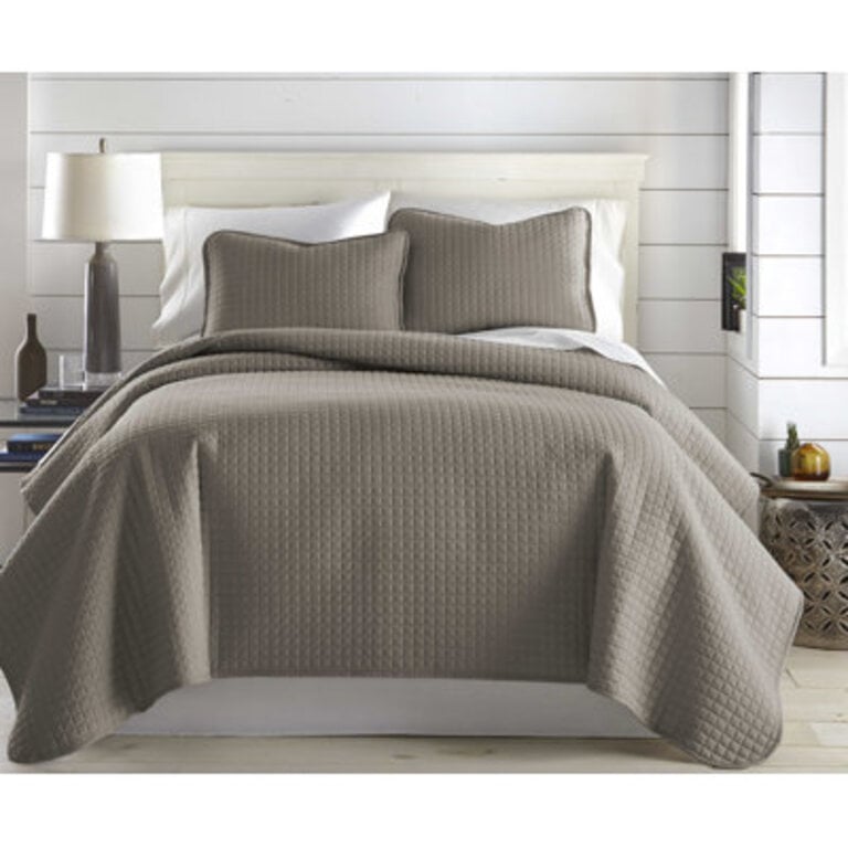 2 Pack - Vilano Springs ® Oversized, light-weight Hotel Quality Quilt Set with matching shams