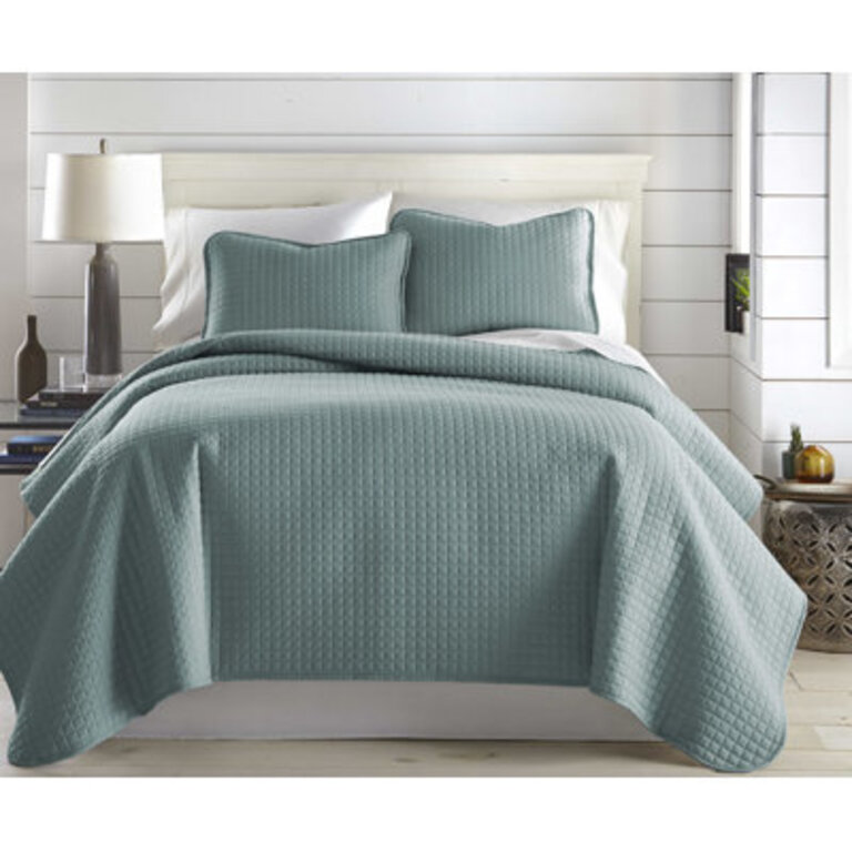 Vilano Springs  Oversized Light-Weight Hotel Quality Quilt Set with Matching Shams