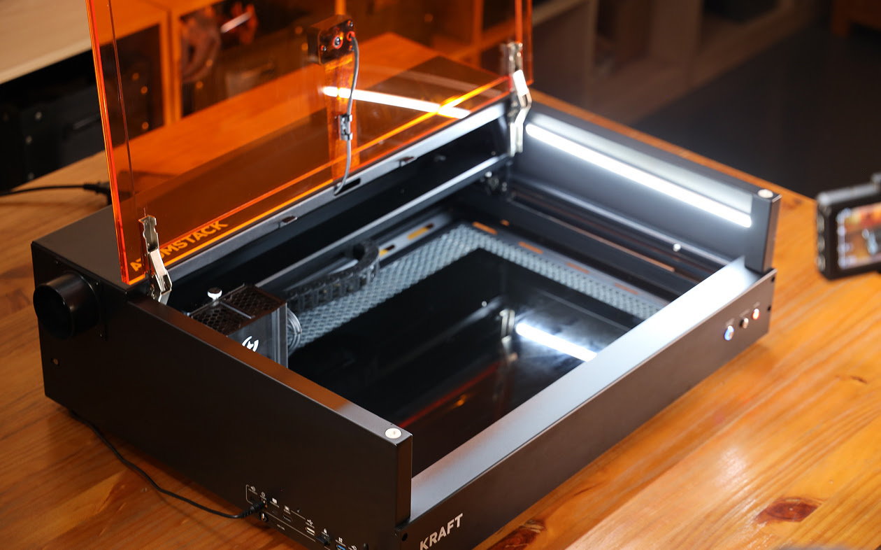 AtomStack Kraft with the lid open on a wooden table