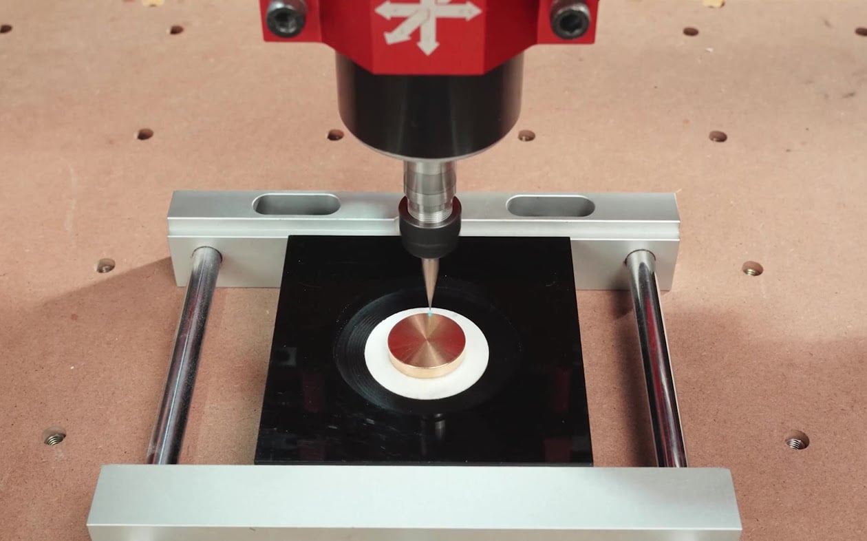 Close-up of a workpiece where the 4-point centring system is at work.