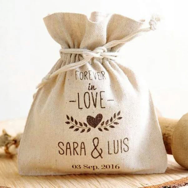 Fabric drawstring bag with an engraved design of the text "Forever in love - Sara & Luis"